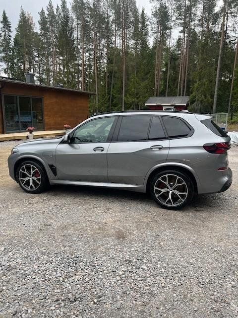 Grå Begagnad 2024 BMW X5 Comfort Edition SUV | 1 050 000 kr (Superpris) - Bild 1/4