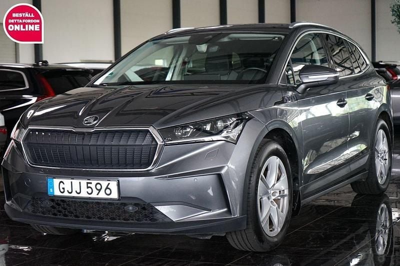 Grå Begagnad 2022 Skoda Enyaq iV SUV | 344 500 kr (Marknadspris) - Bild 1/4