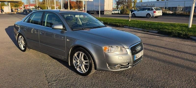 Grå Begagnad 2005 Audi A4 Comfort Sedan | 25 000 kr (Superpris) - Bild 1/4