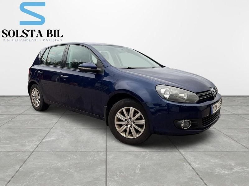 Mörkblå (blå) Begagnad 2012 VW Golf Halvkombi | 69 900 kr (Marknadspris) - Bild 1/4