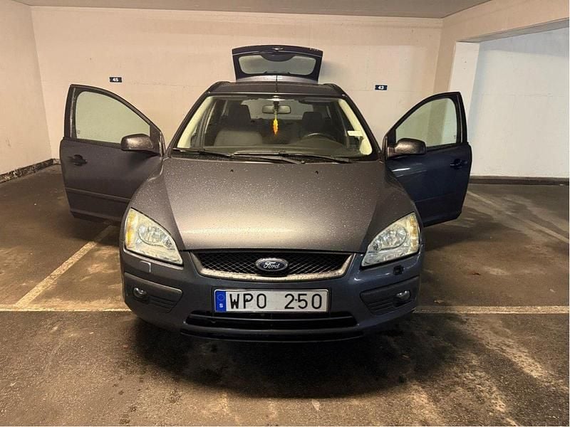 Grå Begagnad 2005 Ford Focus Kombi | 15 000 kr (Dyr) - Bild 1/4