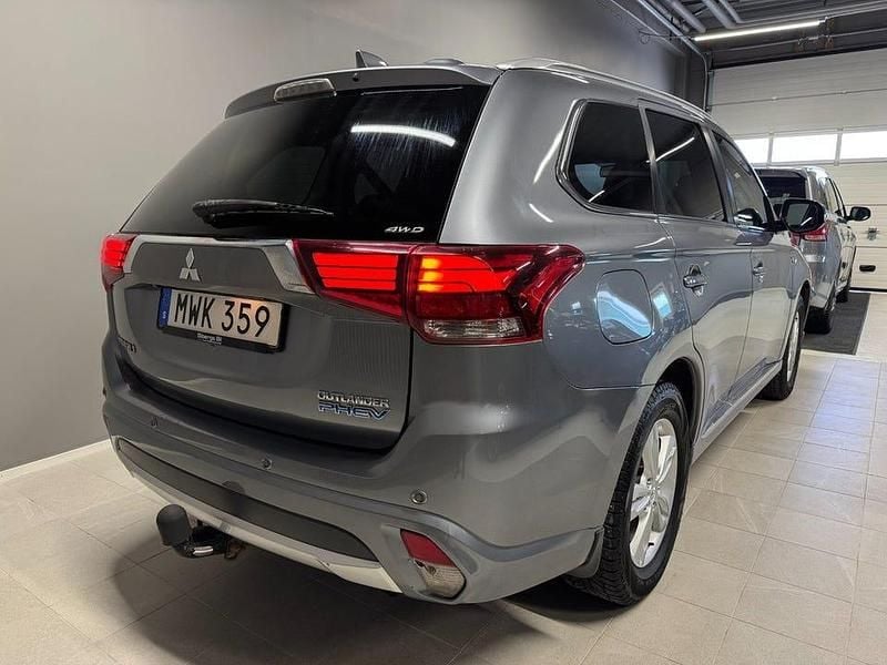Begagnad Mitsubishi Outlander 203 HK (149 kW) 2016 Grå SUV