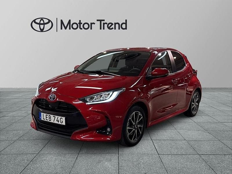 Röd Begagnad 2022 Toyota Yaris Hybrid Active Halvkombi | 209 900 kr (Marknadspris) - Bild 1/3