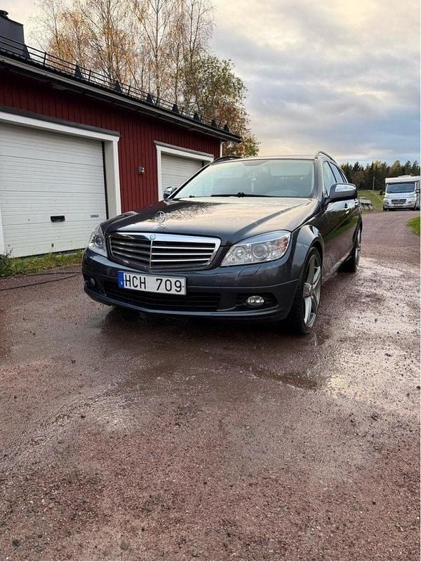 Grå Begagnad 2008 Mercedes C180 Kombi | 100 000 kr (Marknadspris) - Bild 1/4