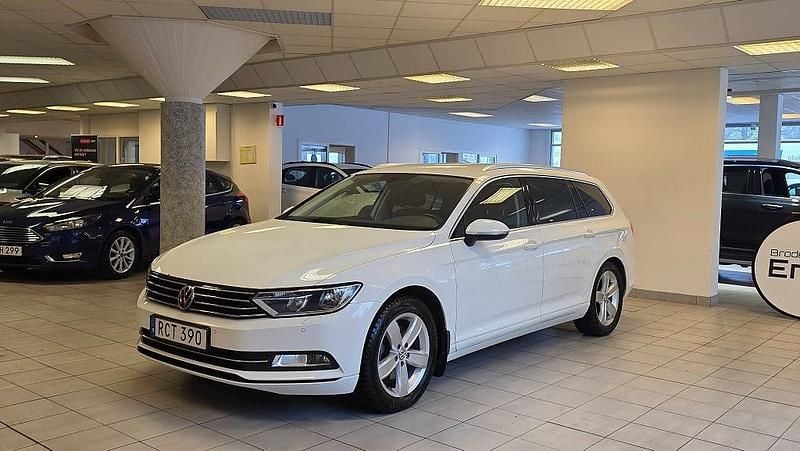 Vit Begagnad 2018 VW Passat Kombi | 158 900 kr (Bra pris) - Bild 1/4