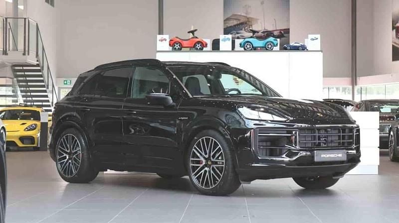 Svart Ny 2026 Porsche Cayenne S E-Hybrid SUV | 1 445 900 kr - Bild 1/1