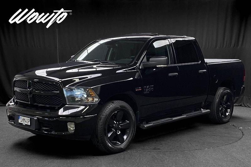Svart (diamantsvart kristalleffekt) Begagnad 2022 Dodge Ram Pickup | 569 800 kr - Bild 1/3
