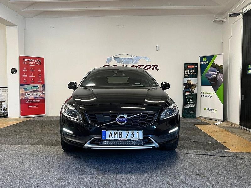 Svart Begagnad 2015 Volvo V60 CC Momentum Kombi | 109 900 kr - Bild 1/4