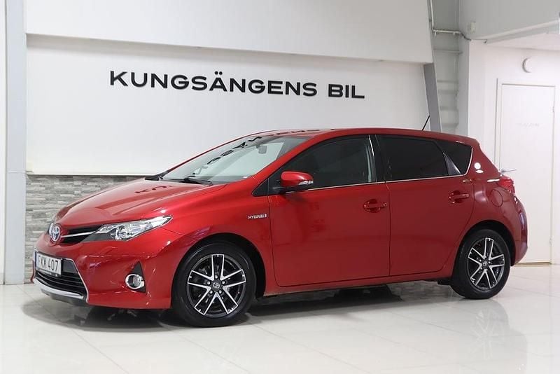 Mörkröd Begagnad 2015 Toyota Auris Hybrid Edition Halvkombi | 119 700 kr (Marknadspris) - Bild 1/4