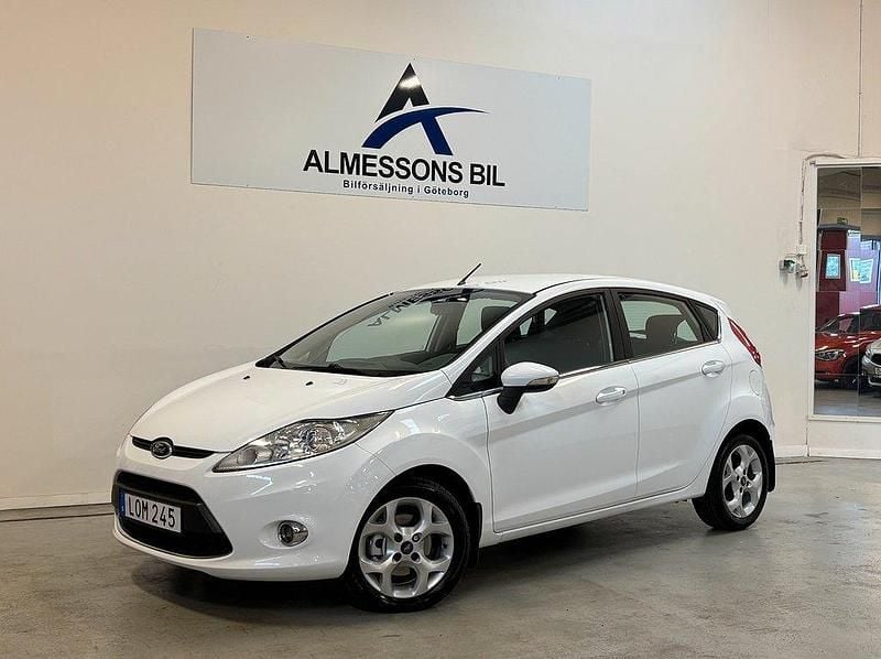 Vit Begagnad 2011 Ford Fiesta Titanium Halvkombi | 44 900 kr (Marknadspris) - Bild 1/4