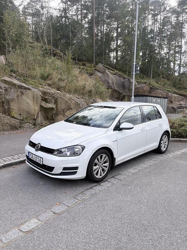Vit Begagnad 2014 VW Golf VII Halvkombi | 82 500 kr (Marknadspris) - Bild 1/4