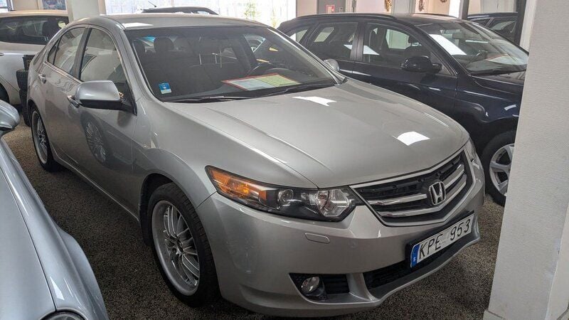 Silver Begagnad 2010 Honda Accord Elegance Sedan | 99 000 kr (Lite dyr) - Bild 1/4