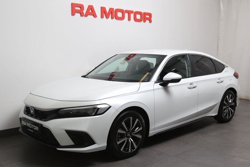 Vit (vit metallic) Ny 2024 Honda Civic Elegance Halvkombi | 382 900 kr (Lite dyr) - Bild 1/4