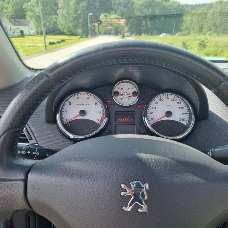 Grå Begagnad 2010 Peugeot 207 CC Cab | 45 000 kr (Bra pris) - Bild 1/4