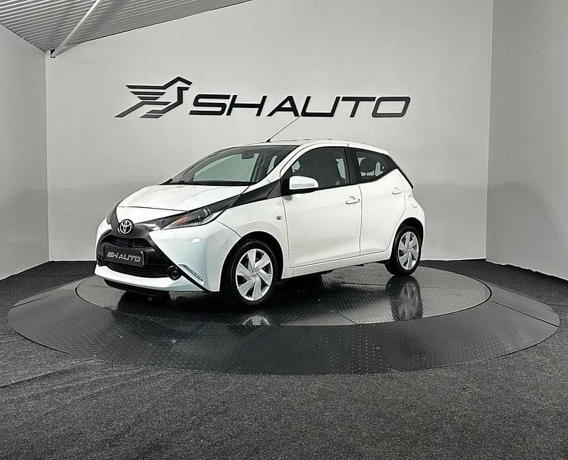 Vit Begagnad 2015 Toyota Aygo Halvkombi | 64 900 kr (Superpris) - Bild 1/4