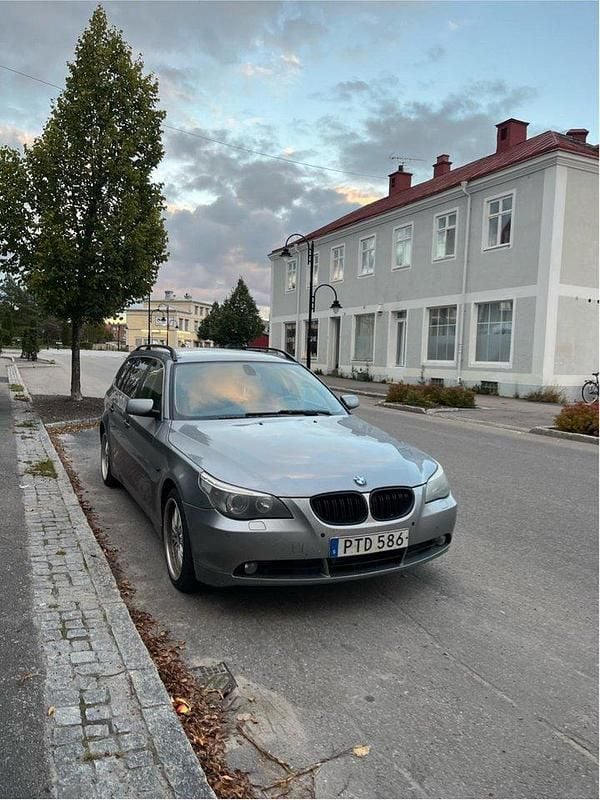 Grå Begagnad 2007 BMW 530 Kombi | 55 000 kr (Marknadspris) - Bild 1/4