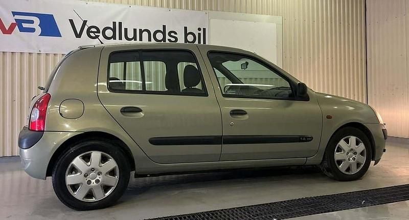 Begagnad Renault Clio II Expression 98 HK (72 kW) 2002 Grön Halvkombi