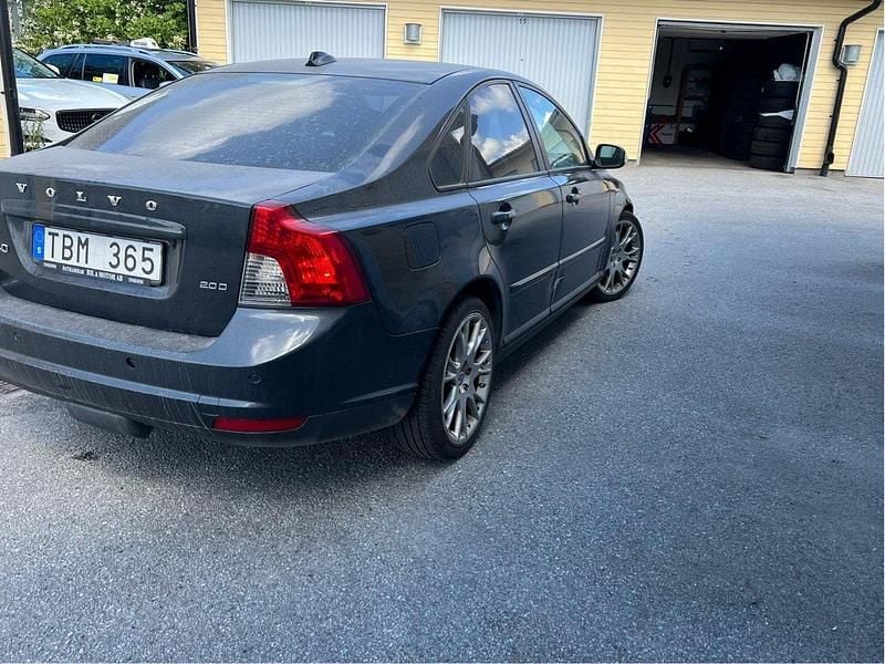 Grå Begagnad 2009 Volvo S40 Sedan | 20 900 kr (Superpris) - Bild 1/4