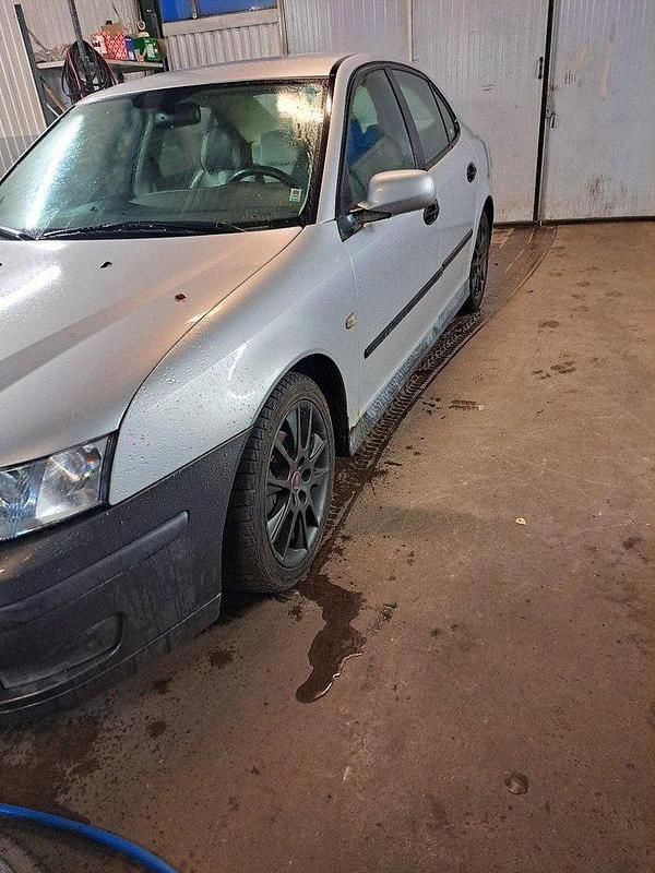 Grå Begagnad 2003 Saab 9-3 Sedan | 7 000 kr (Superpris) - Bild 1/2