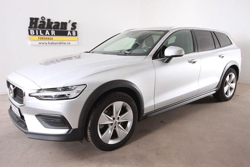 Silver Begagnad 2022 Volvo V60 CC Momentum Kombi | 379 500 kr (Marknadspris) - Bild 1/4
