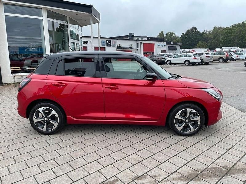 Ny Suzuki Swift 82 HK (60 kW) 2025 Röd metallic med svart tak Halvkombi