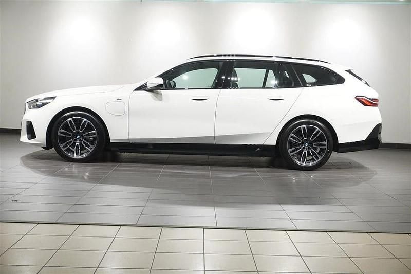 Begagnad BMW 530 Efficient Dynamics 299 HK (219 kW) 2025 Alpinvit Kombi