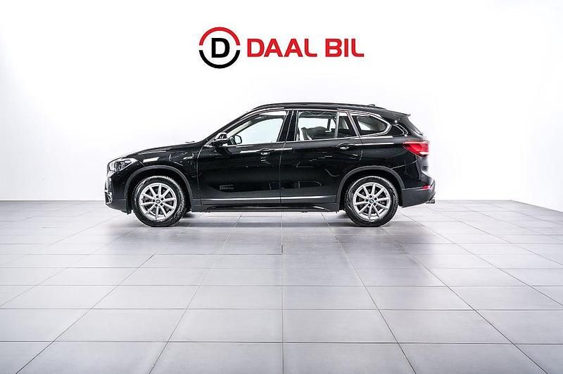 Svart Begagnad 2022 BMW X1 Sport Line SUV | 269 700 kr (Superpris) - Bild 1/4