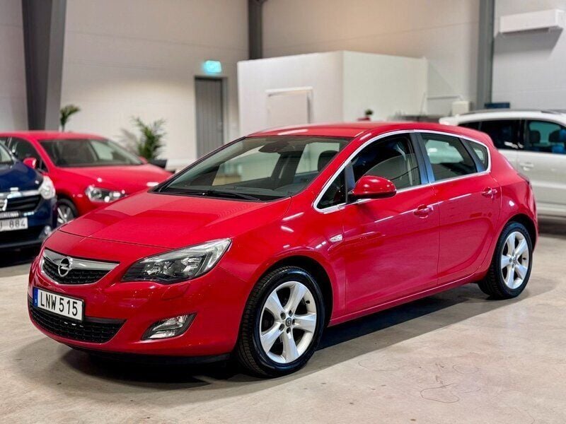 Röd Begagnad 2011 Opel Astra Enjoy Halvkombi | 54 900 kr (Marknadspris) - Bild 1/4