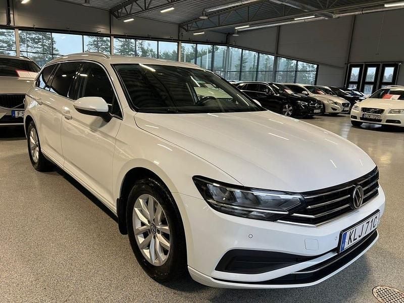 Vit Begagnad 2021 VW Passat Kombi | 179 900 kr (Marknadspris) - Bild 1/4