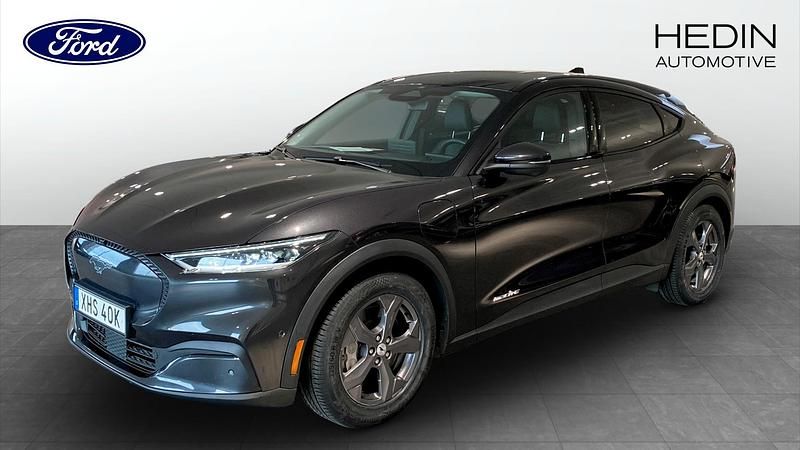 Grå (grey) Begagnad 2022 Ford Mustang Mach-E Standard Range SUV | 334 900 kr (Marknadspris) - Bild 1/4