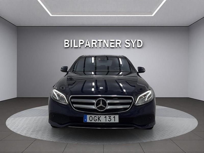Mörkblå Begagnad 2016 Mercedes E220 Avantgarde Sedan | 309 900 kr (Lite dyr) - Bild 1/4