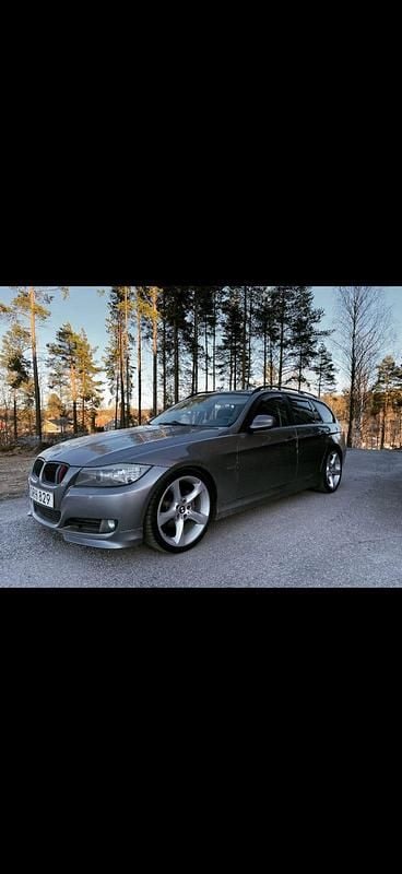 Begagnad 2009 BMW 320 Kombi | 55 000 kr (Marknadspris) - Bild 1/4