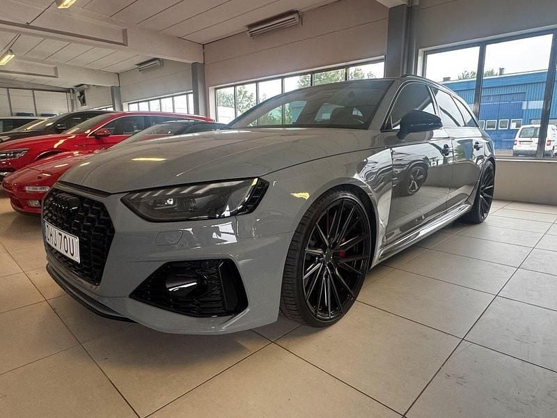 Grå Begagnad 2023 Audi RS4 Kombi | 895 000 kr (Marknadspris) - Bild 1/4