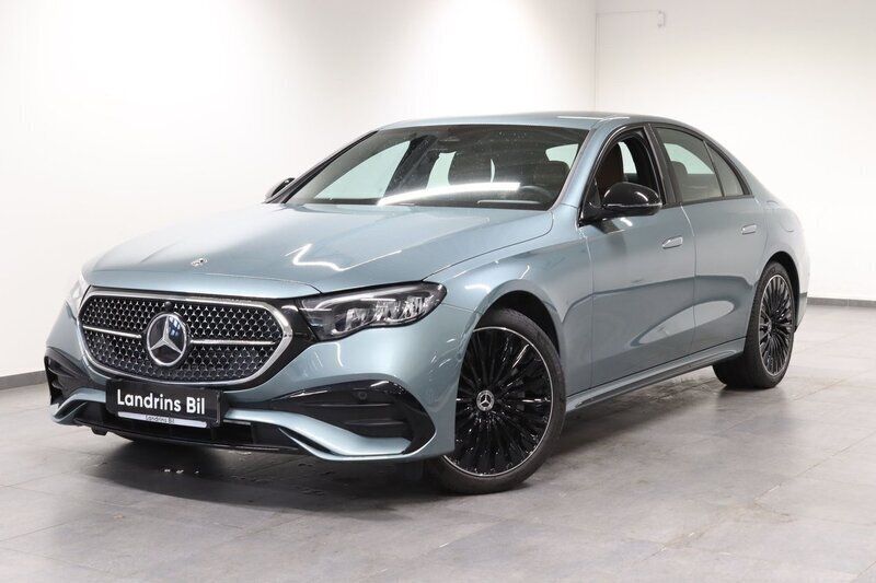 Grön (verdesilver metallic) Begagnad 2024 Mercedes E300 AMG line Sedan | 789 000 kr (Dyr) - Bild 1/4