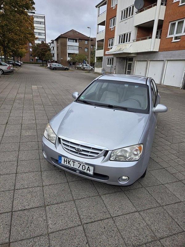 Silver Begagnad 2004 Kia Cerato Sedan | 50 000 kr - Bild 1/4