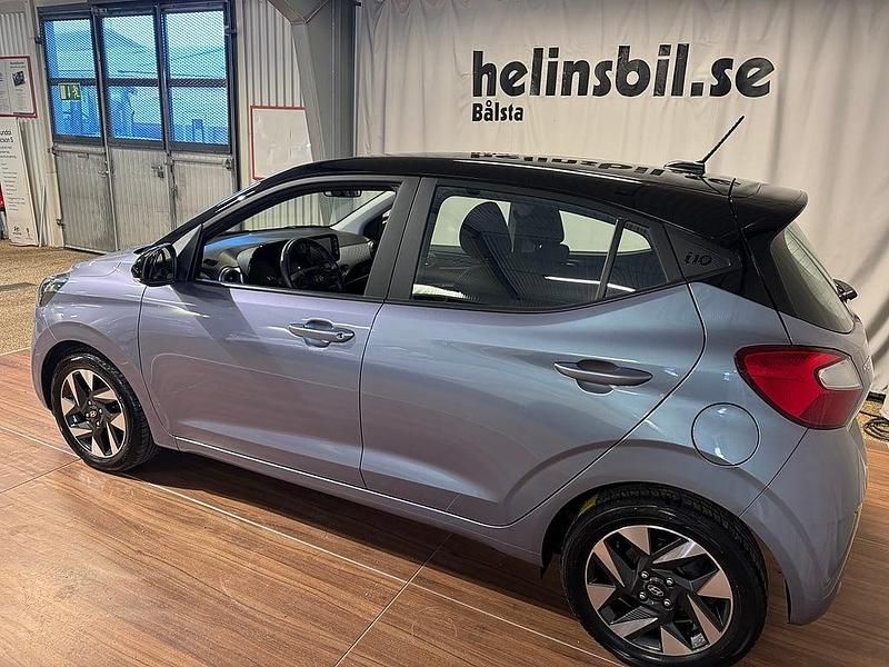 Begagnad Hyundai i10 Advanced 67 HK (49 kW) 2023 Blå svart Halvkombi