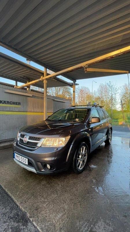 Grå Begagnad 2015 Fiat Freemont Sport SUV | 98 500 kr (Marknadspris) - Bild 1/4