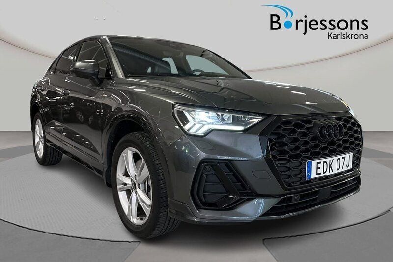 Grå Ny 2024 Audi Q3 Sportback S-Line SUV | 549 000 kr (Marknadspris) - Bild 1/4
