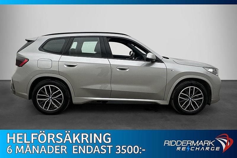 Grå Begagnad 2024 BMW iX1 M Sport SUV | 439 900 kr (Marknadspris) - Bild 1/2