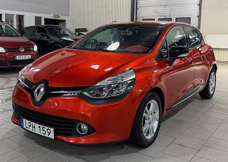 Begagnad Renault Clio IV 90 HK (66 kW) 2014 Röd Halvkombi