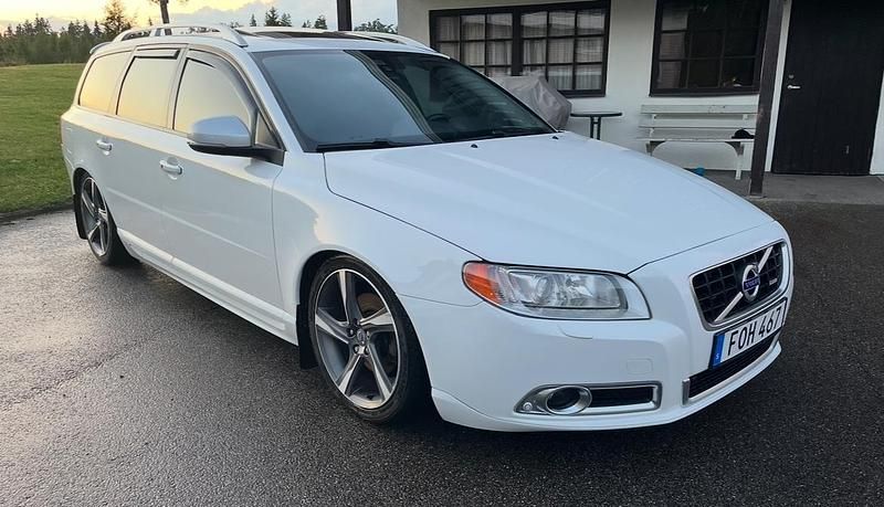 Vit Begagnad 2013 Volvo V70 R-Design Kombi | 113 000 kr (Dyr) - Bild 1/4