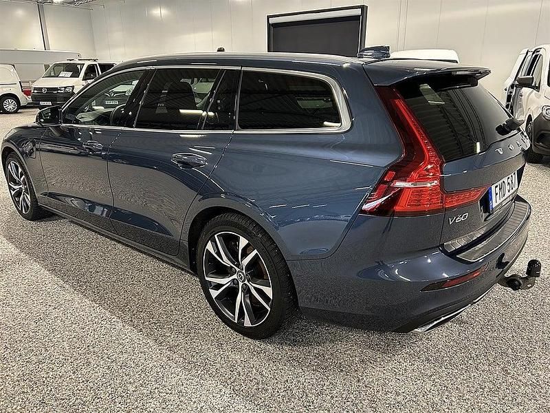 Begagnad Volvo V60 253 HK (186 kW) 2021 Mörkblå Kombi