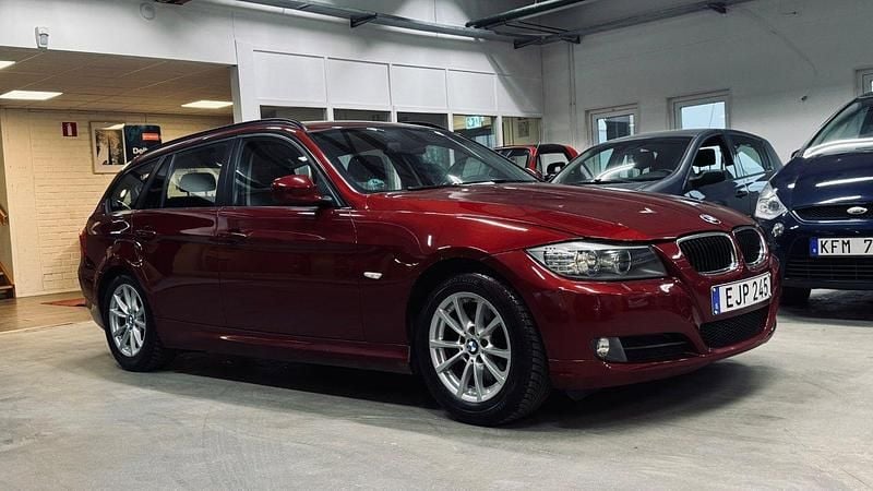 Mörkröd Begagnad 2012 BMW 320 Comfort Edition Kombi | 69 900 kr (Bra pris) - Bild 1/4
