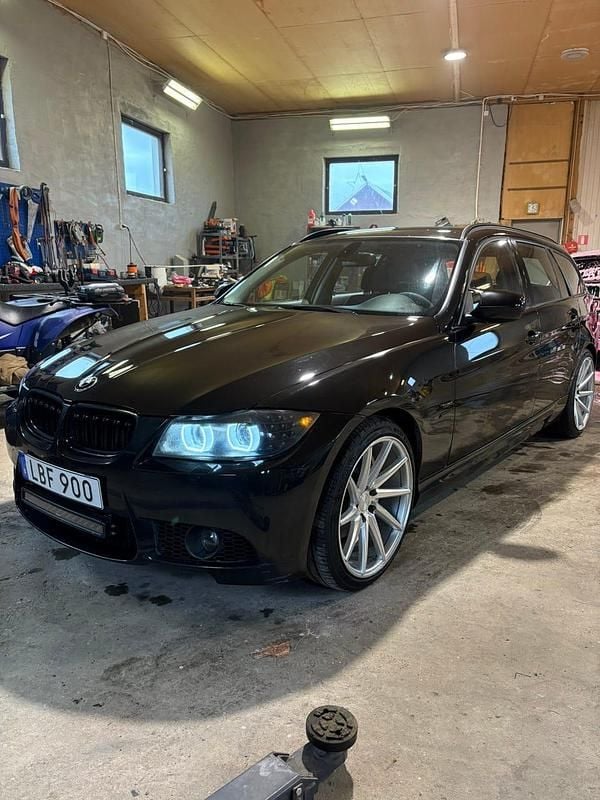 Begagnad 2011 BMW 320 Kombi | 75 000 kr (Marknadspris) - Bild 1/4