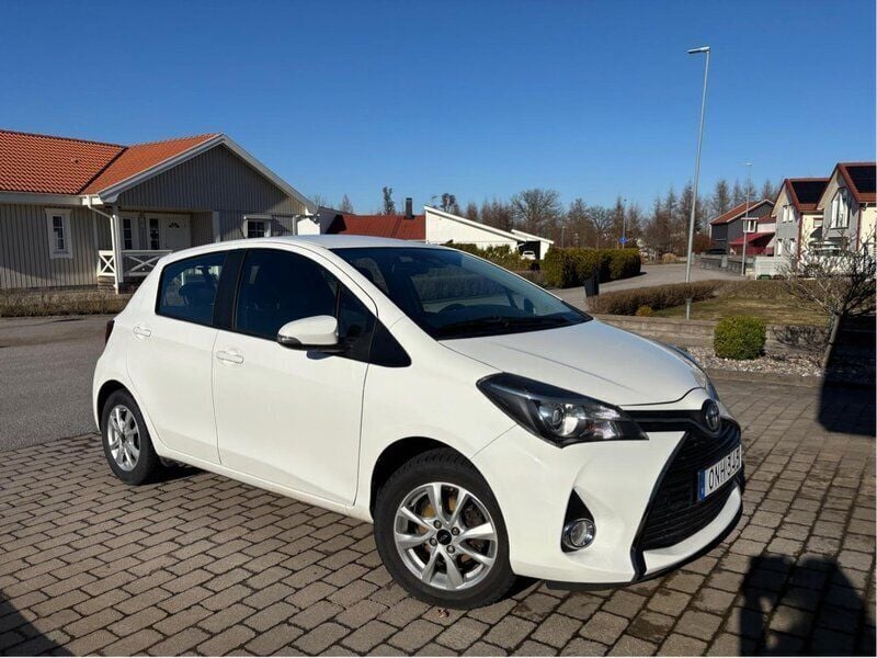 Vit Begagnad 2016 Toyota Yaris Active Halvkombi | 115 000 kr (Marknadspris) - Bild 1/4