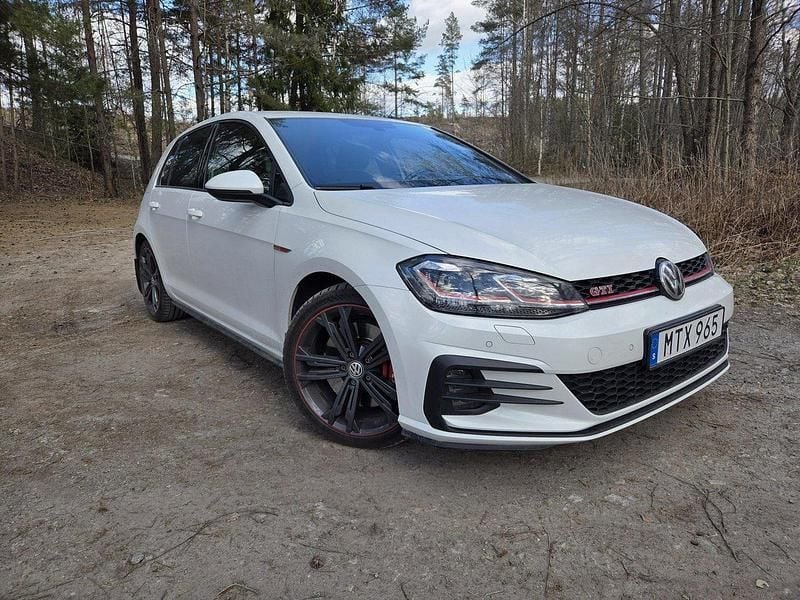 Vit Begagnad 2018 VW Golf VII GTI Halvkombi | 175 000 kr (Superpris) - Bild 1/4