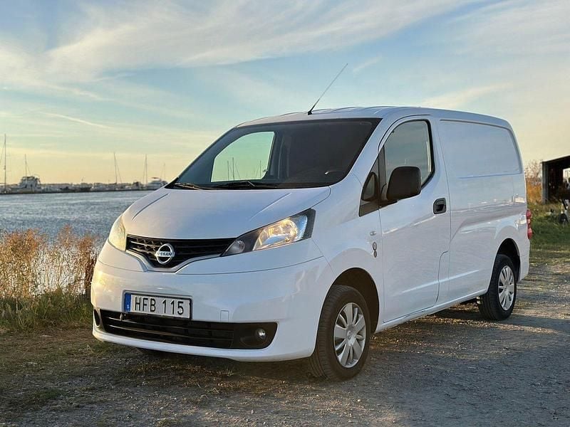 Vit Begagnad 2017 Nissan NV200 Van | 74 500 kr (Marknadspris) - Bild 1/4