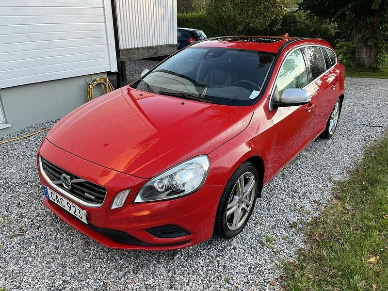 Röd Begagnad 2013 Volvo V60 R-Design Kombi | 105 000 kr (Marknadspris) - Bild 1/4