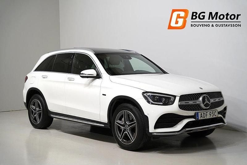 Vit Begagnad 2020 Mercedes GLC300e AMG line SUV | 369 900 kr (Lite dyr) - Bild 1/4
