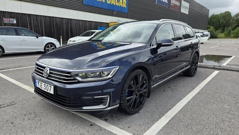 Blå Begagnad 2017 VW Passat GTE Kombi | 119 000 kr (Marknadspris) - Bild 1/4